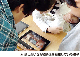 話し合いながら映像を編集している様子