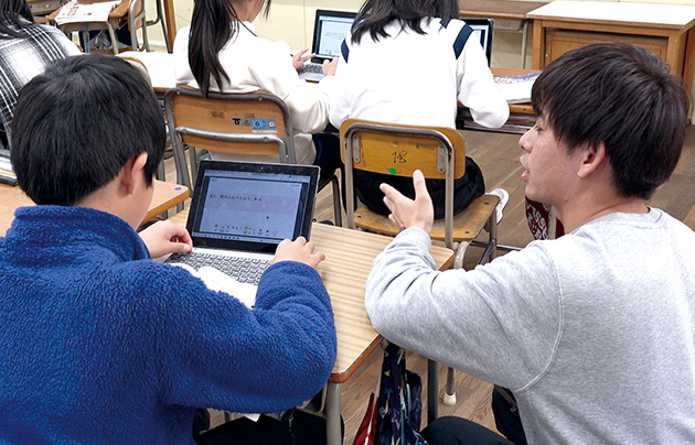 児童の様子を見て助言してまわる
