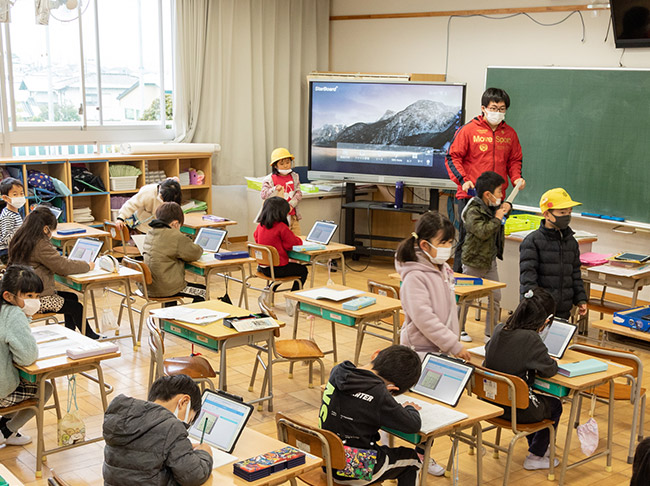 ［電子連絡板］の活用で、朝の時間にゆとり
出欠確認や教職員間連絡、家庭との連絡にも、『SKYMENU Cloud』を活用