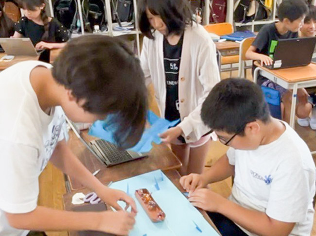 一人ひとりが「問い」をもち、対話と協働で説明文を読み深める
子ども同士がつながりやすい［グループワーク］で、ジグソー活動を展開