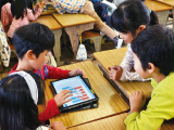 小学校3年生以上の児童生徒2人に1台の割合でタブレット端末を整備 
ICTを活用した「大府市の授業」の構築 
自力学習、協働学習、発表の場面でICTを効果的に活用 